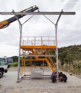 Plataforma Linha de Vida Móvel Monteeuse - Com contrapeso para estabilidade da estrutura. Segurança em Altura nas atividades de Manutenção, Inspeção de cargas e Enlonamento de veículos e caminhões, com atendimento total a NR35, permitindo a Ancoragem do Cinto de segurança no Trava-quedas. Trabalho seguro, estrutura móvel com Rodízios robustos e de qualidade.