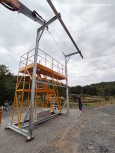 Plataforma Linha de Vida Móvel Monteeuse - Com contrapeso para estabilidade da estrutura. Segurança em Altura nas atividades de Manutenção, Inspeção de cargas e Enlonamento de veículos e caminhões, com atendimento total a NR35, permitindo a Ancoragem do Cinto de segurança no Trava-quedas. Trabalho seguro, estrutura móvel com Rodízios robustos e de qualidade.