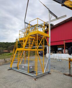 Plataforma Linha de Vida Móvel Monteeuse - Com contrapeso para estabilidade da estrutura. Segurança em Altura nas atividades de Manutenção, Inspeção de cargas e Enlonamento de veículos e caminhões, com atendimento total a NR35, permitindo a Ancoragem do Cinto de segurança no Trava-quedas. Trabalho seguro, estrutura móvel com Rodízios robustos e de qualidade.