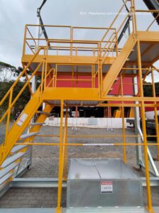 Plataforma Linha de Vida Móvel Monteeuse - Com contrapeso para estabilidade da estrutura. Segurança em Altura nas atividades de Manutenção, Inspeção de cargas e Enlonamento de veículos e caminhões, com atendimento total a NR35, permitindo a Ancoragem do Cinto de segurança no Trava-quedas. Trabalho seguro, estrutura móvel com Rodízios robustos e de qualidade.