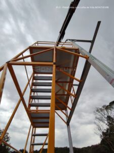 Plataforma Linha de Vida Móvel Monteeuse - Com contrapeso para estabilidade da estrutura. Segurança em Altura nas atividades de Manutenção, Inspeção de cargas e Enlonamento de veículos e caminhões, com atendimento total a NR35, permitindo a Ancoragem do Cinto de segurança no Trava-quedas. Trabalho seguro, estrutura móvel com Rodízios robustos e de qualidade.