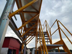 Plataforma Linha de Vida Móvel Monteeuse - Com contrapeso para estabilidade da estrutura. Segurança em Altura nas atividades de Manutenção, Inspeção de cargas e Enlonamento de veículos e caminhões, com atendimento total a NR35, permitindo a Ancoragem do Cinto de segurança no Trava-quedas. Trabalho seguro, estrutura móvel com Rodízios robustos e de qualidade.