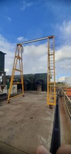 Pórtico Linha de Vida Móvel Monteeuse - Segurança em Altura nas atividades de Manutenção, Inspeção de cargas e Enlonamento de veículos e caminhões, com atendimento total a NR35, permitindo a Ancoragem do Cinto de segurança no Trava-quedas. Trabalho seguro, estrutura móvel com Rodízios robustos e de qualidade.