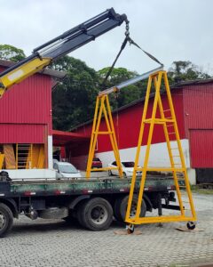 Pórtico Linha de Vida Móvel Monteeuse - ótima estabilidade da estrutura. Segurança em Altura nas atividades de Manutenção, Inspeção de cargas e Enlonamento de veículos e caminhões, com atendimento total a NR35, permitindo a Ancoragem do Cinto de segurança no Trava-quedas. Trabalho seguro, estrutura móvel com Rodízios robustos e de qualidade.