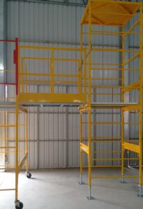 Andaime Plataforma Original MONTEEUSE PI0702779-6 Produto patenteado - Segurança em altura para manutenção industrial ou construção civil, garantindo acesso seguro pela escada incorporada, Guarda-corpos e Rodapés conforme NR-18, conjunto de piso antiderrapante e forração completa, com alçapão de acesso seguro. Pode ser apoiado com sapatas ajustáveis ou rodízios para movimentação segura da estrutura. Totalmente normatizado, com ART de fabricação recolhida junto ao CREA, Memorial de cálculo, Manual de montagem, Checklist de montagem, Projeto de montagem e Treinamento tipo seminário online com certificados nominais a cada participante. Destaque nas maiores indústrias do Brasil, tendo como clientes a VALE, CSN, Usiminas, Petrobrás, GERDAU, CEMIG, Raízen, JBS SEARA, Marfrig, Usaçucar, Bunge, ADM do Brasil, Syngenta, SENAI, Cofco, Hydro Alunorte, entre outros.