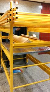 Andaime Plataforma Original MONTEEUSE PI0702779-6 Produto patenteado - Segurança em altura para manutenção industrial ou construção civil, garantindo acesso seguro pela escada incorporada, Guarda-corpos e Rodapés conforme NR-18, conjunto de piso antiderrapante e forração completa, com alçapão de acesso seguro. Pode ser apoiado com sapatas ajustáveis ou rodízios para movimentação segura da estrutura. Totalmente normatizado, com ART de fabricação recolhida junto ao CREA, Memorial de cálculo, Manual de montagem, Checklist de montagem, Projeto de montagem e Treinamento tipo seminário online com certificados nominais a cada participante. Destaque nas maiores indústrias do Brasil, tendo como clientes a VALE, CSN, Usiminas, Petrobrás, GERDAU, CEMIG, Raízen, JBS SEARA, Marfrig, Usaçucar, Bunge, ADM do Brasil, Syngenta, SENAI, Cofco, Hydro Alunorte, entre outros.