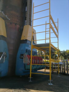 Andaime Plataforma Original MONTEEUSE PI0702779-6 Produto patenteado - Segurança em altura para manutenção industrial ou construção civil, garantindo acesso seguro pela escada incorporada, Guarda-corpos e Rodapés conforme NR-18, conjunto de piso antiderrapante e forração completa, com alçapão de acesso seguro. Pode ser apoiado com sapatas ajustáveis ou rodízios para movimentação segura da estrutura. Totalmente normatizado, com ART de fabricação recolhida junto ao CREA, Memorial de cálculo, Manual de montagem, Checklist de montagem, Projeto de montagem e Treinamento tipo seminário online com certificados nominais a cada participante. Destaque nas maiores indústrias do Brasil, tendo como clientes a VALE, CSN, Usiminas, Petrobrás, GERDAU, CEMIG, Raízen, JBS SEARA, Marfrig, Usaçucar, Bunge, ADM do Brasil, Syngenta, SENAI, Cofco, Hydro Alunorte, entre outros.