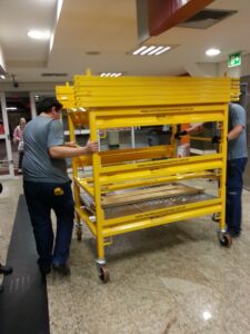 Andaime Plataforma Original MONTEEUSE PI0702779-6 Produto patenteado - Segurança em altura para manutenção industrial ou construção civil, garantindo acesso seguro pela escada incorporada, Guarda-corpos e Rodapés conforme NR-18, conjunto de piso antiderrapante e forração completa, com alçapão de acesso seguro. Pode ser apoiado com sapatas ajustáveis ou rodízios para movimentação segura da estrutura. Totalmente normatizado, com ART de fabricação recolhida junto ao CREA, Memorial de cálculo, Manual de montagem, Checklist de montagem, Projeto de montagem e Treinamento tipo seminário online com certificados nominais a cada participante. Destaque nas maiores indústrias do Brasil, tendo como clientes a VALE, CSN, Usiminas, Petrobrás, GERDAU, CEMIG, Raízen, JBS SEARA, Marfrig, Usaçucar, Bunge, ADM do Brasil, Syngenta, SENAI, Cofco, Hydro Alunorte, entre outros.