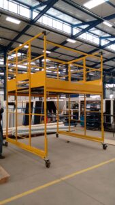 Andaime Plataforma Original MONTEEUSE PI0702779-6 Produto patenteado - Segurança em altura para manutenção industrial ou construção civil, garantindo acesso seguro pela escada incorporada, Guarda-corpos e Rodapés conforme NR-18, conjunto de piso antiderrapante e forração completa, com alçapão de acesso seguro. Pode ser apoiado com sapatas ajustáveis ou rodízios para movimentação segura da estrutura. Totalmente normatizado, com ART de fabricação recolhida junto ao CREA, Memorial de cálculo, Manual de montagem, Checklist de montagem, Projeto de montagem e Treinamento tipo seminário online com certificados nominais a cada participante. Destaque nas maiores indústrias do Brasil, tendo como clientes a VALE, CSN, Usiminas, Petrobrás, GERDAU, CEMIG, Raízen, JBS SEARA, Marfrig, Usaçucar, Bunge, ADM do Brasil, Syngenta, SENAI, Cofco, Hydro Alunorte, entre outros.