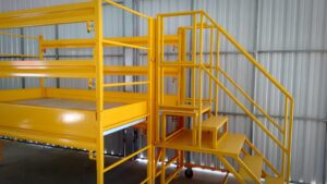 Andaime Plataforma Original MONTEEUSE PI0702779-6 Produto patenteado - Segurança em altura para manutenção industrial ou construção civil, garantindo acesso seguro pela escada incorporada, Guarda-corpos e Rodapés conforme NR-18, conjunto de piso antiderrapante e forração completa, com alçapão de acesso seguro. Pode ser apoiado com sapatas ajustáveis ou rodízios para movimentação segura da estrutura. Totalmente normatizado, com ART de fabricação recolhida junto ao CREA, Memorial de cálculo, Manual de montagem, Checklist de montagem, Projeto de montagem e Treinamento tipo seminário online com certificados nominais a cada participante. Destaque nas maiores indústrias do Brasil, tendo como clientes a VALE, CSN, Usiminas, Petrobrás, GERDAU, CEMIG, Raízen, JBS SEARA, Marfrig, Usaçucar, Bunge, ADM do Brasil, Syngenta, SENAI, Cofco, Hydro Alunorte, entre outros.