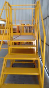 Andaime Plataforma Original MONTEEUSE PI0702779-6 Produto patenteado - Segurança em altura para manutenção industrial ou construção civil, garantindo acesso seguro pela escada incorporada, Guarda-corpos e Rodapés conforme NR-18, conjunto de piso antiderrapante e forração completa, com alçapão de acesso seguro. Pode ser apoiado com sapatas ajustáveis ou rodízios para movimentação segura da estrutura. Totalmente normatizado, com ART de fabricação recolhida junto ao CREA, Memorial de cálculo, Manual de montagem, Checklist de montagem, Projeto de montagem e Treinamento tipo seminário online com certificados nominais a cada participante. Destaque nas maiores indústrias do Brasil, tendo como clientes a VALE, CSN, Usiminas, Petrobrás, GERDAU, CEMIG, Raízen, JBS SEARA, Marfrig, Usaçucar, Bunge, ADM do Brasil, Syngenta, SENAI, Cofco, Hydro Alunorte, entre outros.