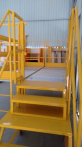 Andaime Plataforma Original MONTEEUSE PI0702779-6 Produto patenteado - Segurança em altura para manutenção industrial ou construção civil, garantindo acesso seguro pela escada incorporada, Guarda-corpos e Rodapés conforme NR-18, conjunto de piso antiderrapante e forração completa, com alçapão de acesso seguro. Pode ser apoiado com sapatas ajustáveis ou rodízios para movimentação segura da estrutura. Totalmente normatizado, com ART de fabricação recolhida junto ao CREA, Memorial de cálculo, Manual de montagem, Checklist de montagem, Projeto de montagem e Treinamento tipo seminário online com certificados nominais a cada participante. Destaque nas maiores indústrias do Brasil, tendo como clientes a VALE, CSN, Usiminas, Petrobrás, GERDAU, CEMIG, Raízen, JBS SEARA, Marfrig, Usaçucar, Bunge, ADM do Brasil, Syngenta, SENAI, Cofco, Hydro Alunorte, entre outros.