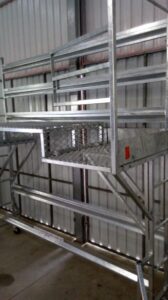 Andaime Plataforma Original MONTEEUSE PI0702779-6 Produto patenteado - Segurança em altura para manutenção industrial ou construção civil, garantindo acesso seguro pela escada incorporada, Guarda-corpos e Rodapés conforme NR-18, conjunto de piso antiderrapante e forração completa, com alçapão de acesso seguro. Pode ser apoiado com sapatas ajustáveis ou rodízios para movimentação segura da estrutura. Totalmente normatizado, com ART de fabricação recolhida junto ao CREA, Memorial de cálculo, Manual de montagem, Checklist de montagem, Projeto de montagem e Treinamento tipo seminário online com certificados nominais a cada participante. Destaque nas maiores indústrias do Brasil, tendo como clientes a VALE, CSN, Usiminas, Petrobrás, GERDAU, CEMIG, Raízen, JBS SEARA, Marfrig, Usaçucar, Bunge, ADM do Brasil, Syngenta, SENAI, Cofco, Hydro Alunorte, entre outros.