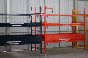 Andaime Plataforma Original MONTEEUSE PI0702779-6 Produto patenteado - Segurança em altura para manutenção industrial ou construção civil, garantindo acesso seguro pela escada incorporada, Guarda-corpos e Rodapés conforme NR-18, conjunto de piso antiderrapante e forração completa, com alçapão de acesso seguro. Pode ser apoiado com sapatas ajustáveis ou rodízios para movimentação segura da estrutura. Totalmente normatizado, com ART de fabricação recolhida junto ao CREA, Memorial de cálculo, Manual de montagem, Checklist de montagem, Projeto de montagem e Treinamento tipo seminário online com certificados nominais a cada participante. Destaque nas maiores indústrias do Brasil, tendo como clientes a VALE, CSN, Usiminas, Petrobrás, GERDAU, CEMIG, Raízen, JBS SEARA, Marfrig, Usaçucar, Bunge, ADM do Brasil, Syngenta, SENAI, Cofco, Hydro Alunorte, entre outros.