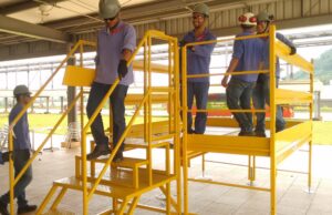 Andaime Plataforma Original MONTEEUSE PI0702779-6 Produto patenteado - Segurança em altura para manutenção industrial ou construção civil, garantindo acesso seguro pela escada incorporada, Guarda-corpos e Rodapés conforme NR-18, conjunto de piso antiderrapante e forração completa, com alçapão de acesso seguro. Pode ser apoiado com sapatas ajustáveis ou rodízios para movimentação segura da estrutura. Totalmente normatizado, com ART de fabricação recolhida junto ao CREA, Memorial de cálculo, Manual de montagem, Checklist de montagem, Projeto de montagem e Treinamento tipo seminário online com certificados nominais a cada participante. Destaque nas maiores indústrias do Brasil, tendo como clientes a VALE, CSN, Usiminas, Petrobrás, GERDAU, CEMIG, Raízen, JBS SEARA, Marfrig, Usaçucar, Bunge, ADM do Brasil, Syngenta, SENAI, Cofco, Hydro Alunorte, entre outros.