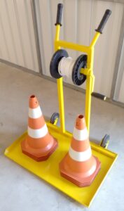 Andaime Plataforma Original MONTEEUSE PI0702779-6 Produto patenteado - Segurança em altura para manutenção industrial ou construção civil, garantindo acesso seguro pela escada incorporada, Guarda-corpos e Rodapés conforme NR-18, conjunto de piso antiderrapante e forração completa, com alçapão de acesso seguro. Pode ser apoiado com sapatas ajustáveis ou rodízios para movimentação segura da estrutura. Totalmente normatizado, com ART de fabricação recolhida junto ao CREA, Memorial de cálculo, Manual de montagem, Checklist de montagem, Projeto de montagem e Treinamento tipo seminário online com certificados nominais a cada participante. Destaque nas maiores indústrias do Brasil, tendo como clientes a VALE, CSN, Usiminas, Petrobrás, GERDAU, CEMIG, Raízen, JBS SEARA, Marfrig, Usaçucar, Bunge, ADM do Brasil, Syngenta, SENAI, Cofco, Hydro Alunorte, entre outros.