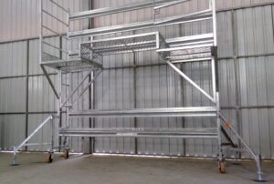 Andaime Plataforma Original MONTEEUSE PI0702779-6 Produto patenteado - Segurança em altura para manutenção industrial ou construção civil, garantindo acesso seguro pela escada incorporada, Guarda-corpos e Rodapés conforme NR-18, conjunto de piso antiderrapante e forração completa, com alçapão de acesso seguro. Pode ser apoiado com sapatas ajustáveis ou rodízios para movimentação segura da estrutura. Totalmente normatizado, com ART de fabricação recolhida junto ao CREA, Memorial de cálculo, Manual de montagem, Checklist de montagem, Projeto de montagem e Treinamento tipo seminário online com certificados nominais a cada participante. Destaque nas maiores indústrias do Brasil, tendo como clientes a VALE, CSN, Usiminas, Petrobrás, GERDAU, CEMIG, Raízen, JBS SEARA, Marfrig, Usaçucar, Bunge, ADM do Brasil, Syngenta, SENAI, Cofco, Hydro Alunorte, entre outros.