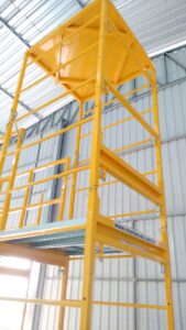 Andaime Plataforma Original MONTEEUSE PI0702779-6 Produto patenteado - Segurança em altura para manutenção industrial ou construção civil, garantindo acesso seguro pela escada incorporada, Guarda-corpos e Rodapés conforme NR-18, conjunto de piso antiderrapante e forração completa, com alçapão de acesso seguro. Pode ser apoiado com sapatas ajustáveis ou rodízios para movimentação segura da estrutura. Totalmente normatizado, com ART de fabricação recolhida junto ao CREA, Memorial de cálculo, Manual de montagem, Checklist de montagem, Projeto de montagem e Treinamento tipo seminário online com certificados nominais a cada participante. Destaque nas maiores indústrias do Brasil, tendo como clientes a VALE, CSN, Usiminas, Petrobrás, GERDAU, CEMIG, Raízen, JBS SEARA, Marfrig, Usaçucar, Bunge, ADM do Brasil, Syngenta, SENAI, Cofco, Hydro Alunorte, entre outros.