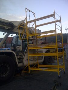 Andaime Plataforma Original MONTEEUSE PI0702779-6 Produto patenteado - Segurança em altura para manutenção industrial ou construção civil, garantindo acesso seguro pela escada incorporada, Guarda-corpos e Rodapés conforme NR-18, conjunto de piso antiderrapante e forração completa, com alçapão de acesso seguro. Pode ser apoiado com sapatas ajustáveis ou rodízios para movimentação segura da estrutura. Totalmente normatizado, com ART de fabricação recolhida junto ao CREA, Memorial de cálculo, Manual de montagem, Checklist de montagem, Projeto de montagem e Treinamento tipo seminário online com certificados nominais a cada participante. Destaque nas maiores indústrias do Brasil, tendo como clientes a VALE, CSN, Usiminas, Petrobrás, GERDAU, CEMIG, Raízen, JBS SEARA, Marfrig, Usaçucar, Bunge, ADM do Brasil, Syngenta, SENAI, Cofco, Hydro Alunorte, entre outros.