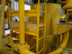 Andaime Plataforma Original MONTEEUSE PI0702779-6 Produto patenteado - Segurança em altura para manutenção industrial ou construção civil, garantindo acesso seguro pela escada incorporada, Guarda-corpos e Rodapés conforme NR-18, conjunto de piso antiderrapante e forração completa, com alçapão de acesso seguro. Pode ser apoiado com sapatas ajustáveis ou rodízios para movimentação segura da estrutura. Totalmente normatizado, com ART de fabricação recolhida junto ao CREA, Memorial de cálculo, Manual de montagem, Checklist de montagem, Projeto de montagem e Treinamento tipo seminário online com certificados nominais a cada participante. Destaque nas maiores indústrias do Brasil, tendo como clientes a VALE, CSN, Usiminas, Petrobrás, GERDAU, CEMIG, Raízen, JBS SEARA, Marfrig, Usaçucar, Bunge, ADM do Brasil, Syngenta, SENAI, Cofco, Hydro Alunorte, entre outros.