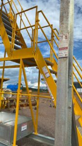 Plataforma Linha de Vida Móvel Monteeuse - Segurança em Altura nas atividades de Manutenção, Inspeção de cargas e Enlonamento de veículos e caminhões, com atendimento total a NR35, permitindo a Ancoragem do Cinto de segurança no Trava-quedas. Trabalho seguro, estrutura móvel com Rodízios robustos e de qualidade.