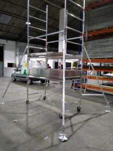 Andaime Plataforma Original MONTEEUSE PI0702779-6 Aço ou Alumínio - Produto patenteado - Segurança em altura para manutenção industrial ou construção civil, garantindo acesso seguro pela escada incorporada, Guarda-corpos e Rodapés conforme NR-18, conjunto de piso antiderrapante e forração completa, com alçapão de acesso seguro. Pode ser apoiado com sapatas ajustáveis ou rodízios para movimentação segura da estrutura. Totalmente normatizado, com ART de fabricação recolhida junto ao CREA, Memorial de cálculo, Manual de montagem, Checklist de montagem, Projeto de montagem e Treinamento tipo seminário online com certificados nominais a cada participante. Destaque nas maiores indústrias do Brasil, tendo como clientes a VALE, CSN, Usiminas, Petrobrás, GERDAU, CEMIG, Raízen, JBS SEARA, Marfrig, Usaçucar, Bunge, ADM do Brasil, Syngenta, SENAI, Cofco, Hydro Alunorte, entre outros.