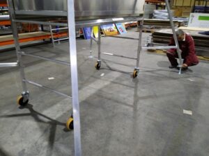 Andaime Plataforma Original MONTEEUSE PI0702779-6 Aço ou Alumínio - Produto patenteado - Segurança em altura para manutenção industrial ou construção civil, garantindo acesso seguro pela escada incorporada, Guarda-corpos e Rodapés conforme NR-18, conjunto de piso antiderrapante e forração completa, com alçapão de acesso seguro. Pode ser apoiado com sapatas ajustáveis ou rodízios para movimentação segura da estrutura. Totalmente normatizado, com ART de fabricação recolhida junto ao CREA, Memorial de cálculo, Manual de montagem, Checklist de montagem, Projeto de montagem e Treinamento tipo seminário online com certificados nominais a cada participante. Destaque nas maiores indústrias do Brasil, tendo como clientes a VALE, CSN, Usiminas, Petrobrás, GERDAU, CEMIG, Raízen, JBS SEARA, Marfrig, Usaçucar, Bunge, ADM do Brasil, Syngenta, SENAI, Cofco, Hydro Alunorte, entre outros.