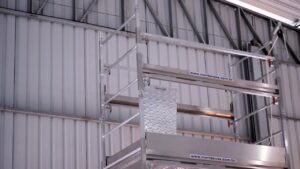 Andaime Plataforma Original MONTEEUSE PI0702779-6 Aço ou Alumínio - Produto patenteado - Segurança em altura para manutenção industrial ou construção civil, garantindo acesso seguro pela escada incorporada, Guarda-corpos e Rodapés conforme NR-18, conjunto de piso antiderrapante e forração completa, com alçapão de acesso seguro. Pode ser apoiado com sapatas ajustáveis ou rodízios para movimentação segura da estrutura. Totalmente normatizado, com ART de fabricação recolhida junto ao CREA, Memorial de cálculo, Manual de montagem, Checklist de montagem, Projeto de montagem e Treinamento tipo seminário online com certificados nominais a cada participante. Destaque nas maiores indústrias do Brasil, tendo como clientes a VALE, CSN, Usiminas, Petrobrás, GERDAU, CEMIG, Raízen, JBS SEARA, Marfrig, Usaçucar, Bunge, ADM do Brasil, Syngenta, SENAI, Cofco, Hydro Alunorte, entre outros.