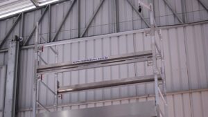 Andaime Plataforma Original MONTEEUSE PI0702779-6 Aço ou Alumínio - Produto patenteado - Segurança em altura para manutenção industrial ou construção civil, garantindo acesso seguro pela escada incorporada, Guarda-corpos e Rodapés conforme NR-18, conjunto de piso antiderrapante e forração completa, com alçapão de acesso seguro. Pode ser apoiado com sapatas ajustáveis ou rodízios para movimentação segura da estrutura. Totalmente normatizado, com ART de fabricação recolhida junto ao CREA, Memorial de cálculo, Manual de montagem, Checklist de montagem, Projeto de montagem e Treinamento tipo seminário online com certificados nominais a cada participante. Destaque nas maiores indústrias do Brasil, tendo como clientes a VALE, CSN, Usiminas, Petrobrás, GERDAU, CEMIG, Raízen, JBS SEARA, Marfrig, Usaçucar, Bunge, ADM do Brasil, Syngenta, SENAI, Cofco, Hydro Alunorte, entre outros.