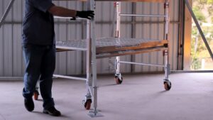 Andaime Plataforma Original MONTEEUSE PI0702779-6 Aço ou Alumínio - Produto patenteado - Segurança em altura para manutenção industrial ou construção civil, garantindo acesso seguro pela escada incorporada, Guarda-corpos e Rodapés conforme NR-18, conjunto de piso antiderrapante e forração completa, com alçapão de acesso seguro. Pode ser apoiado com sapatas ajustáveis ou rodízios para movimentação segura da estrutura. Totalmente normatizado, com ART de fabricação recolhida junto ao CREA, Memorial de cálculo, Manual de montagem, Checklist de montagem, Projeto de montagem e Treinamento tipo seminário online com certificados nominais a cada participante. Destaque nas maiores indústrias do Brasil, tendo como clientes a VALE, CSN, Usiminas, Petrobrás, GERDAU, CEMIG, Raízen, JBS SEARA, Marfrig, Usaçucar, Bunge, ADM do Brasil, Syngenta, SENAI, Cofco, Hydro Alunorte, entre outros.