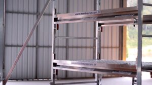 Andaime Plataforma Original MONTEEUSE PI0702779-6 Aço ou Alumínio - Produto patenteado - Segurança em altura para manutenção industrial ou construção civil, garantindo acesso seguro pela escada incorporada, Guarda-corpos e Rodapés conforme NR-18, conjunto de piso antiderrapante e forração completa, com alçapão de acesso seguro. Pode ser apoiado com sapatas ajustáveis ou rodízios para movimentação segura da estrutura. Totalmente normatizado, com ART de fabricação recolhida junto ao CREA, Memorial de cálculo, Manual de montagem, Checklist de montagem, Projeto de montagem e Treinamento tipo seminário online com certificados nominais a cada participante. Destaque nas maiores indústrias do Brasil, tendo como clientes a VALE, CSN, Usiminas, Petrobrás, GERDAU, CEMIG, Raízen, JBS SEARA, Marfrig, Usaçucar, Bunge, ADM do Brasil, Syngenta, SENAI, Cofco, Hydro Alunorte, entre outros.