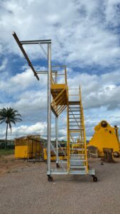 Plataforma Linha de Vida Móvel Monteeuse - Segurança em Altura nas atividades de Manutenção, Inspeção de cargas e Enlonamento de veículos e caminhões, com atendimento total a NR35, permitindo a Ancoragem do Cinto de segurança no Trava-quedas. Trabalho seguro, estrutura móvel com Rodízios robustos e de qualidade.