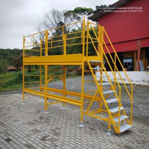 Andaime Plataforma com Escada Angulada Original MONTEEUSE PI0702779-6 Produto patenteado - Segurança em altura para manutenção industrial ou construção civil, garantindo acesso seguro pela escada incorporada, Guarda-corpos e Rodapés conforme NR-18, conjunto de piso antiderrapante e forração completa, com alçapão de acesso seguro. Pode ser apoiado com sapatas ajustáveis ou rodízios para movimentação segura da estrutura. Totalmente normatizado, com ART de fabricação recolhida junto ao CREA, Memorial de cálculo, Manual de montagem, Checklist de montagem, Projeto de montagem e Treinamento tipo seminário online com certificados nominais a cada participante. Destaque nas maiores indústrias do Brasil, tendo como clientes a VALE, CSN, Usiminas, Petrobrás, GERDAU, CEMIG, Raízen, JBS SEARA, Marfrig, Usaçucar, Bunge, ADM do Brasil, Syngenta, SENAI, Cofco, Hydro Alunorte, entre outros.