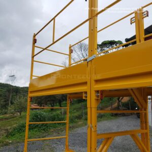 Andaime Plataforma com Escada Angulada Original MONTEEUSE PI0702779-6 Produto patenteado - Segurança em altura para manutenção industrial ou construção civil, garantindo acesso seguro pela escada incorporada, Guarda-corpos e Rodapés conforme NR-18, conjunto de piso antiderrapante e forração completa, com alçapão de acesso seguro. Pode ser apoiado com sapatas ajustáveis ou rodízios para movimentação segura da estrutura. Totalmente normatizado, com ART de fabricação recolhida junto ao CREA, Memorial de cálculo, Manual de montagem, Checklist de montagem, Projeto de montagem e Treinamento tipo seminário online com certificados nominais a cada participante. Destaque nas maiores indústrias do Brasil, tendo como clientes a VALE, CSN, Usiminas, Petrobrás, GERDAU, CEMIG, Raízen, JBS SEARA, Marfrig, Usaçucar, Bunge, ADM do Brasil, Syngenta, SENAI, Cofco, Hydro Alunorte, entre outros.