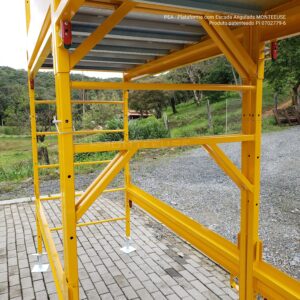 Andaime Plataforma com Escada Angulada Original MONTEEUSE PI0702779-6 Produto patenteado - Segurança em altura para manutenção industrial ou construção civil, garantindo acesso seguro pela escada incorporada, Guarda-corpos e Rodapés conforme NR-18, conjunto de piso antiderrapante e forração completa, com alçapão de acesso seguro. Pode ser apoiado com sapatas ajustáveis ou rodízios para movimentação segura da estrutura. Totalmente normatizado, com ART de fabricação recolhida junto ao CREA, Memorial de cálculo, Manual de montagem, Checklist de montagem, Projeto de montagem e Treinamento tipo seminário online com certificados nominais a cada participante. Destaque nas maiores indústrias do Brasil, tendo como clientes a VALE, CSN, Usiminas, Petrobrás, GERDAU, CEMIG, Raízen, JBS SEARA, Marfrig, Usaçucar, Bunge, ADM do Brasil, Syngenta, SENAI, Cofco, Hydro Alunorte, entre outros.