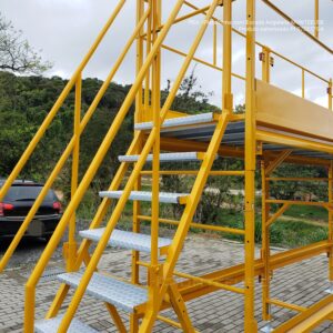Andaime Plataforma com Escada Angulada Original MONTEEUSE PI0702779-6 Produto patenteado - Segurança em altura para manutenção industrial ou construção civil, garantindo acesso seguro pela escada incorporada, Guarda-corpos e Rodapés conforme NR-18, conjunto de piso antiderrapante e forração completa, com alçapão de acesso seguro. Pode ser apoiado com sapatas ajustáveis ou rodízios para movimentação segura da estrutura. Totalmente normatizado, com ART de fabricação recolhida junto ao CREA, Memorial de cálculo, Manual de montagem, Checklist de montagem, Projeto de montagem e Treinamento tipo seminário online com certificados nominais a cada participante. Destaque nas maiores indústrias do Brasil, tendo como clientes a VALE, CSN, Usiminas, Petrobrás, GERDAU, CEMIG, Raízen, JBS SEARA, Marfrig, Usaçucar, Bunge, ADM do Brasil, Syngenta, SENAI, Cofco, Hydro Alunorte, entre outros.