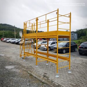Andaime Plataforma com Escada Angulada Original MONTEEUSE PI0702779-6 Produto patenteado - Segurança em altura para manutenção industrial ou construção civil, garantindo acesso seguro pela escada incorporada, Guarda-corpos e Rodapés conforme NR-18, conjunto de piso antiderrapante e forração completa, com alçapão de acesso seguro. Pode ser apoiado com sapatas ajustáveis ou rodízios para movimentação segura da estrutura. Totalmente normatizado, com ART de fabricação recolhida junto ao CREA, Memorial de cálculo, Manual de montagem, Checklist de montagem, Projeto de montagem e Treinamento tipo seminário online com certificados nominais a cada participante. Destaque nas maiores indústrias do Brasil, tendo como clientes a VALE, CSN, Usiminas, Petrobrás, GERDAU, CEMIG, Raízen, JBS SEARA, Marfrig, Usaçucar, Bunge, ADM do Brasil, Syngenta, SENAI, Cofco, Hydro Alunorte, entre outros.