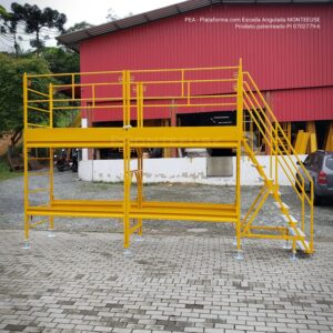 Andaime Plataforma com Escada Angulada Original MONTEEUSE PI0702779-6 Produto patenteado - Segurança em altura para manutenção industrial ou construção civil, garantindo acesso seguro pela escada incorporada, Guarda-corpos e Rodapés conforme NR-18, conjunto de piso antiderrapante e forração completa, com alçapão de acesso seguro. Pode ser apoiado com sapatas ajustáveis ou rodízios para movimentação segura da estrutura. Totalmente normatizado, com ART de fabricação recolhida junto ao CREA, Memorial de cálculo, Manual de montagem, Checklist de montagem, Projeto de montagem e Treinamento tipo seminário online com certificados nominais a cada participante. Destaque nas maiores indústrias do Brasil, tendo como clientes a VALE, CSN, Usiminas, Petrobrás, GERDAU, CEMIG, Raízen, JBS SEARA, Marfrig, Usaçucar, Bunge, ADM do Brasil, Syngenta, SENAI, Cofco, Hydro Alunorte, entre outros.