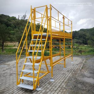 Andaime Plataforma com Escada Angulada Original MONTEEUSE PI0702779-6 Produto patenteado - Segurança em altura para manutenção industrial ou construção civil, garantindo acesso seguro pela escada incorporada, Guarda-corpos e Rodapés conforme NR-18, conjunto de piso antiderrapante e forração completa, com alçapão de acesso seguro. Pode ser apoiado com sapatas ajustáveis ou rodízios para movimentação segura da estrutura. Totalmente normatizado, com ART de fabricação recolhida junto ao CREA, Memorial de cálculo, Manual de montagem, Checklist de montagem, Projeto de montagem e Treinamento tipo seminário online com certificados nominais a cada participante. Destaque nas maiores indústrias do Brasil, tendo como clientes a VALE, CSN, Usiminas, Petrobrás, GERDAU, CEMIG, Raízen, JBS SEARA, Marfrig, Usaçucar, Bunge, ADM do Brasil, Syngenta, SENAI, Cofco, Hydro Alunorte, entre outros.