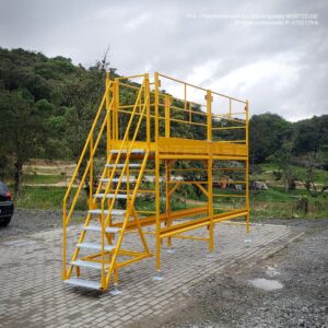 Andaime Plataforma com Escada Angulada Original MONTEEUSE PI0702779-6 Produto patenteado - Segurança em altura para manutenção industrial ou construção civil, garantindo acesso seguro pela escada incorporada, Guarda-corpos e Rodapés conforme NR-18, conjunto de piso antiderrapante e forração completa, com alçapão de acesso seguro. Pode ser apoiado com sapatas ajustáveis ou rodízios para movimentação segura da estrutura. Totalmente normatizado, com ART de fabricação recolhida junto ao CREA, Memorial de cálculo, Manual de montagem, Checklist de montagem, Projeto de montagem e Treinamento tipo seminário online com certificados nominais a cada participante. Destaque nas maiores indústrias do Brasil, tendo como clientes a VALE, CSN, Usiminas, Petrobrás, GERDAU, CEMIG, Raízen, JBS SEARA, Marfrig, Usaçucar, Bunge, ADM do Brasil, Syngenta, SENAI, Cofco, Hydro Alunorte, entre outros.