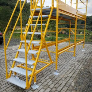 Andaime Plataforma com Escada Angulada Original MONTEEUSE PI0702779-6 Produto patenteado - Segurança em altura para manutenção industrial ou construção civil, garantindo acesso seguro pela escada incorporada, Guarda-corpos e Rodapés conforme NR-18, conjunto de piso antiderrapante e forração completa, com alçapão de acesso seguro. Pode ser apoiado com sapatas ajustáveis ou rodízios para movimentação segura da estrutura. Totalmente normatizado, com ART de fabricação recolhida junto ao CREA, Memorial de cálculo, Manual de montagem, Checklist de montagem, Projeto de montagem e Treinamento tipo seminário online com certificados nominais a cada participante. Destaque nas maiores indústrias do Brasil, tendo como clientes a VALE, CSN, Usiminas, Petrobrás, GERDAU, CEMIG, Raízen, JBS SEARA, Marfrig, Usaçucar, Bunge, ADM do Brasil, Syngenta, SENAI, Cofco, Hydro Alunorte, entre outros.