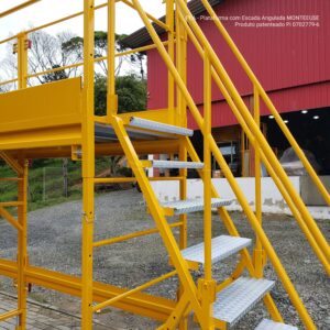 Andaime Plataforma com Escada Angulada Original MONTEEUSE PI0702779-6 Produto patenteado - Segurança em altura para manutenção industrial ou construção civil, garantindo acesso seguro pela escada incorporada, Guarda-corpos e Rodapés conforme NR-18, conjunto de piso antiderrapante e forração completa, com alçapão de acesso seguro. Pode ser apoiado com sapatas ajustáveis ou rodízios para movimentação segura da estrutura. Totalmente normatizado, com ART de fabricação recolhida junto ao CREA, Memorial de cálculo, Manual de montagem, Checklist de montagem, Projeto de montagem e Treinamento tipo seminário online com certificados nominais a cada participante. Destaque nas maiores indústrias do Brasil, tendo como clientes a VALE, CSN, Usiminas, Petrobrás, GERDAU, CEMIG, Raízen, JBS SEARA, Marfrig, Usaçucar, Bunge, ADM do Brasil, Syngenta, SENAI, Cofco, Hydro Alunorte, entre outros.