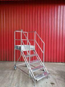 Escada Plataforma NR-12 MONTEEUSE Aço ou Alumínio - Atendimento total as NR-12 e NR-35, com acesso angulado, degraus galvanizados e antiderrapantes e Plataforma superior com guarda-corpos e rodapés. Acompanha ART de fabricação e é amplamente utilizada nas maiores indústrias do Brasil, com altíssima qualidade de fabricação, matéria-prima certificada e acabamento de superfície de alta qualidade - pintura eletrostática.