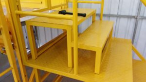 Escada Plataforma NR-12 MONTEEUSE Aço ou Alumínio - Atendimento total as NR-12 e NR-35, com acesso angulado, degraus galvanizados e antiderrapantes e Plataforma superior com guarda-corpos e rodapés. Acompanha ART de fabricação e é amplamente utilizada nas maiores indústrias do Brasil, com altíssima qualidade de fabricação, matéria-prima certificada e acabamento de superfície de alta qualidade - pintura eletrostática.