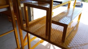 Escada Plataforma NR-12 MONTEEUSE Aço ou Alumínio - Atendimento total as NR-12 e NR-35, com acesso angulado, degraus galvanizados e antiderrapantes e Plataforma superior com guarda-corpos e rodapés. Acompanha ART de fabricação e é amplamente utilizada nas maiores indústrias do Brasil, com altíssima qualidade de fabricação, matéria-prima certificada e acabamento de superfície de alta qualidade - pintura eletrostática.