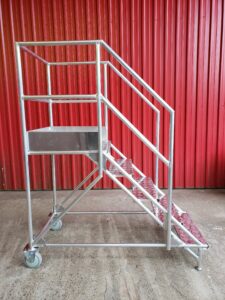Escada Plataforma NR-12 MONTEEUSE Aço ou Alumínio - Atendimento total as NR-12 e NR-35, com acesso angulado, degraus galvanizados e antiderrapantes e Plataforma superior com guarda-corpos e rodapés. Acompanha ART de fabricação e é amplamente utilizada nas maiores indústrias do Brasil, com altíssima qualidade de fabricação, matéria-prima certificada e acabamento de superfície de alta qualidade - pintura eletrostática.