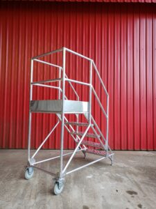 Escada Plataforma NR-12 MONTEEUSE Aço ou Alumínio - Atendimento total as NR-12 e NR-35, com acesso angulado, degraus galvanizados e antiderrapantes e Plataforma superior com guarda-corpos e rodapés. Acompanha ART de fabricação e é amplamente utilizada nas maiores indústrias do Brasil, com altíssima qualidade de fabricação, matéria-prima certificada e acabamento de superfície de alta qualidade - pintura eletrostática.