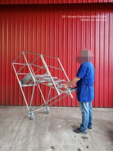 Escada Plataforma NR-12 MONTEEUSE Aço ou Alumínio - Atendimento total as NR-12 e NR-35, com acesso angulado, degraus galvanizados e antiderrapantes e Plataforma superior com guarda-corpos e rodapés. Acompanha ART de fabricação e é amplamente utilizada nas maiores indústrias do Brasil, com altíssima qualidade de fabricação, matéria-prima certificada e acabamento de superfície de alta qualidade - pintura eletrostática.