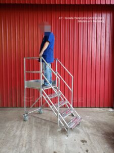 Escada Plataforma NR-12 MONTEEUSE Aço ou Alumínio - Atendimento total as NR-12 e NR-35, com acesso angulado, degraus galvanizados e antiderrapantes e Plataforma superior com guarda-corpos e rodapés. Acompanha ART de fabricação e é amplamente utilizada nas maiores indústrias do Brasil, com altíssima qualidade de fabricação, matéria-prima certificada e acabamento de superfície de alta qualidade - pintura eletrostática.