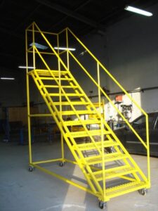 Escada Plataforma NR-12 MONTEEUSE Aço ou Alumínio - Atendimento total as NR-12 e NR-35, com acesso angulado, degraus galvanizados e antiderrapantes e Plataforma superior com guarda-corpos e rodapés. Acompanha ART de fabricação e é amplamente utilizada nas maiores indústrias do Brasil, com altíssima qualidade de fabricação, matéria-prima certificada e acabamento de superfície de alta qualidade - pintura eletrostática.